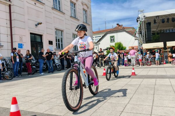 Brojna djeca sudjelovala na poligonu sigurne vožnje u Virovitici: Akcija “Kaciga glavu čuva” poslala važnu poruku 15 IMG 20260523 101656 2