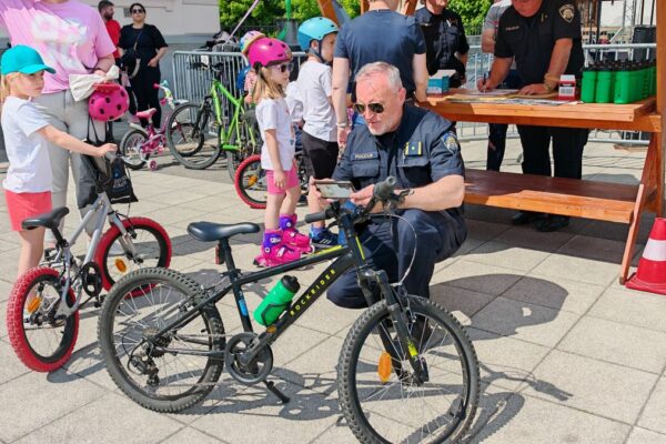 Brojna djeca sudjelovala na poligonu sigurne vožnje u Virovitici: Akcija “Kaciga glavu čuva” poslala važnu poruku 18 IMG 20260523 101837