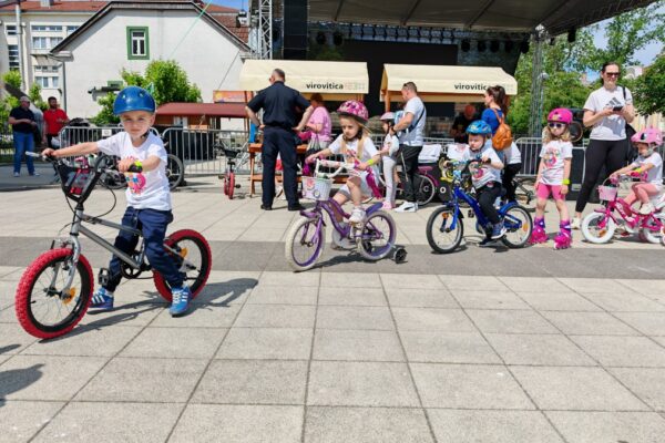 Brojna djeca sudjelovala na poligonu sigurne vožnje u Virovitici: Akcija “Kaciga glavu čuva” poslala važnu poruku 22 IMG 20260523 102616