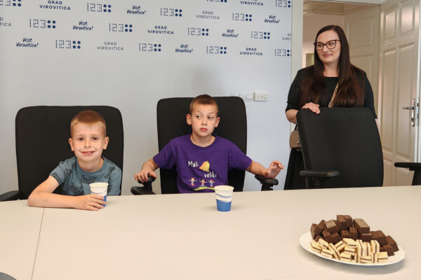 Zvončići iz Dječjeg vrtića Cvrčak gradonačelniku Kirinu predstavili projekt koji se plasirao na Državnu smotru 2 IMG 20260528 093310