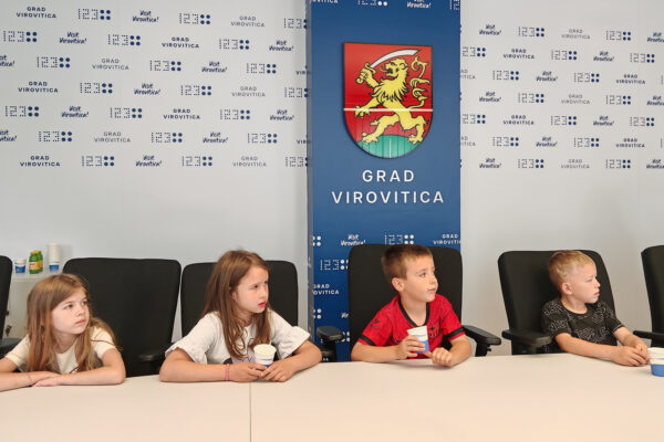 Zvončići iz Dječjeg vrtića Cvrčak gradonačelniku Kirinu predstavili projekt koji se plasirao na Državnu smotru 4 IMG 20260528 093351