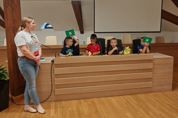 Zvončići iz Dječjeg vrtića Cvrčak gradonačelniku Kirinu predstavili projekt koji se plasirao na Državnu smotru 17 IMG 20260528 100655