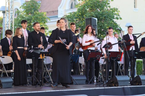Gotovo sto tamburaša i poznati solisti na jednom mjestu: Virovitica uživala u koncertu “Tambura u sjećanje” 9 IMG 4599