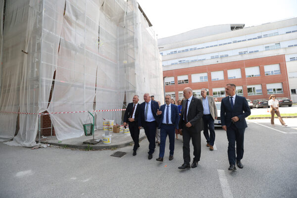 Potpredsjednik Vlade i ministar Bačić u Virovitici obišao gradilišta gdje se provodi energetska obnova - Opću bolnicu, te Tehničku i Industrijsko-obrtničku školu 3 bacic bolnica energetska 19