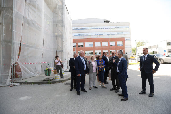 Potpredsjednik Vlade i ministar Bačić u Virovitici obišao gradilišta gdje se provodi energetska obnova - Opću bolnicu, te Tehničku i Industrijsko-obrtničku školu 4 bacic bolnica energetska 21