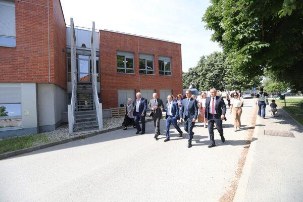 Potpredsjednik Vlade i ministar Bačić u Virovitici obišao gradilišta gdje se provodi energetska obnova - Opću bolnicu, te Tehničku i Industrijsko-obrtničku školu 5 bacic bolnica energetska 30