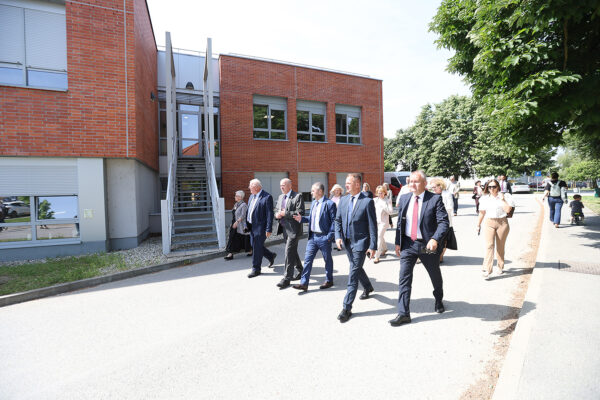 Potpredsjednik Vlade i ministar Bačić u Virovitici obišao gradilišta gdje se provodi energetska obnova - Opću bolnicu, te Tehničku i Industrijsko-obrtničku školu 6 bacic bolnica energetska 34