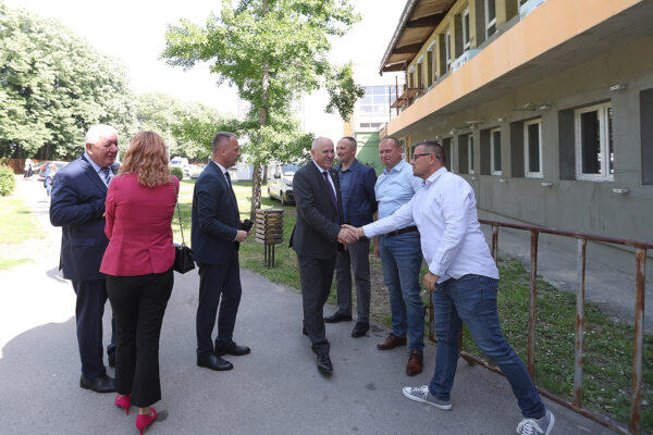Potpredsjednik Vlade i ministar Bačić u Virovitici obišao gradilišta gdje se provodi energetska obnova - Opću bolnicu, te Tehničku i Industrijsko-obrtničku školu 10 bacic tehnicka 2