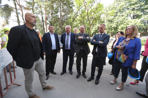Potpredsjednik Vlade i ministar Bačić u Virovitici obišao gradilišta gdje se provodi energetska obnova - Opću bolnicu, te Tehničku i Industrijsko-obrtničku školu 15 bacic tehnicka 35