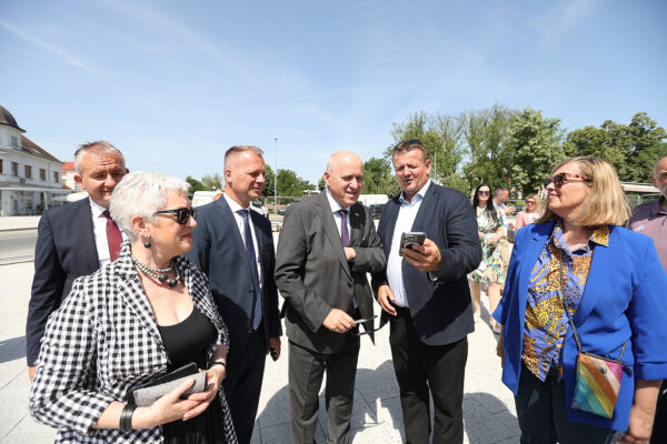 Nove staze, zelenilo i rasvjeta: Potpredsjednik Vlade RH i ministar Branko Bačić obišao radove na Trgu dr. Franje Tuđmana 2 bacic trg dr tudjmana 18