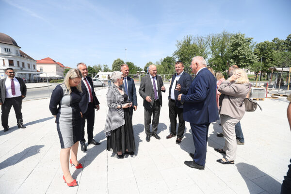 Nove staze, zelenilo i rasvjeta: Potpredsjednik Vlade RH i ministar Branko Bačić obišao radove na Trgu dr. Franje Tuđmana 1 bacic trg dr tudjmana 20