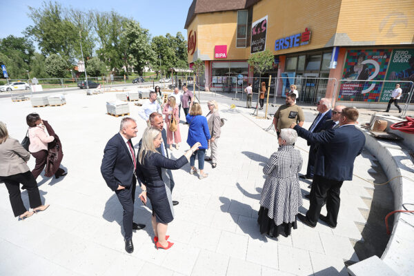 Nove staze, zelenilo i rasvjeta: Potpredsjednik Vlade RH i ministar Branko Bačić obišao radove na Trgu dr. Franje Tuđmana 4 bacic trg dr tudjmana 23