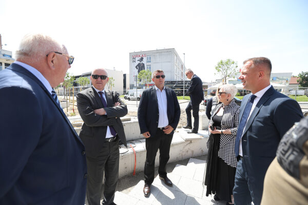 Nove staze, zelenilo i rasvjeta: Potpredsjednik Vlade RH i ministar Branko Bačić obišao radove na Trgu dr. Franje Tuđmana 3 bacic trg dr tudjmana 27
