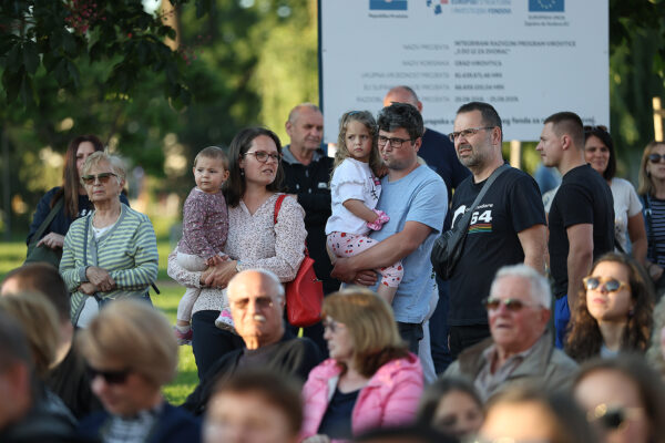 Gotovo sto tamburaša i poznati solisti na jednom mjestu: Virovitica uživala u koncertu “Tambura u sjećanje” 40 koncert tambure vtc 138