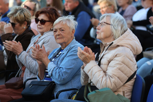 Gotovo sto tamburaša i poznati solisti na jednom mjestu: Virovitica uživala u koncertu “Tambura u sjećanje” 29 koncert tambure vtc 80