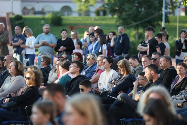 Gotovo sto tamburaša i poznati solisti na jednom mjestu: Virovitica uživala u koncertu “Tambura u sjećanje” 31 koncert tambure vtc 97