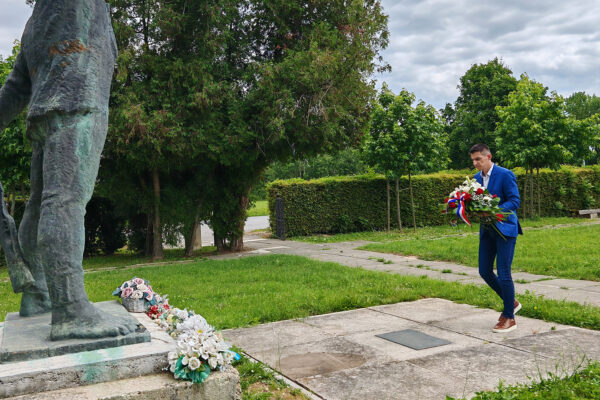 Uoči Dana antifašističke borbe položen aranžman kod spomen-obilježja palim borcima NOR-a 1 IMG 20260618 095935