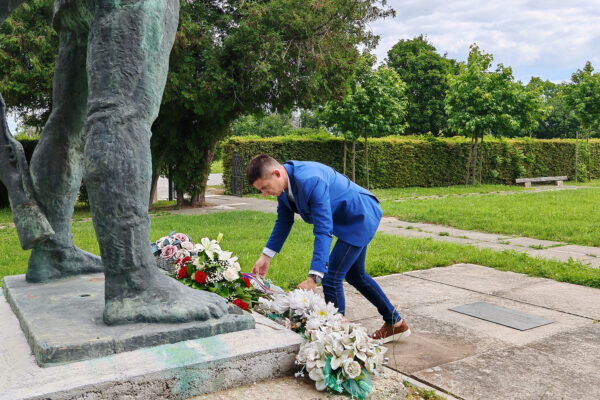 Uoči Dana antifašističke borbe položen aranžman kod spomen-obilježja palim borcima NOR-a 2 IMG 20260618 095949