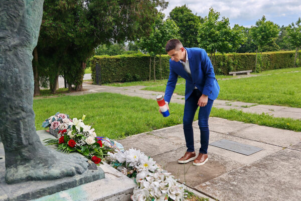Uoči Dana antifašističke borbe položen aranžman kod spomen-obilježja palim borcima NOR-a 3 IMG 20260618 100004