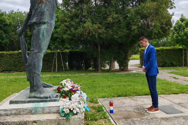 Uoči Dana antifašističke borbe položen aranžman kod spomen-obilježja palim borcima NOR-a 4 IMG 20260618 100013