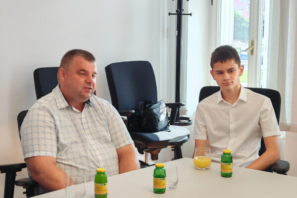Gradonačelnik Ivica Kirin darivao laptope najboljim učenicima gradskih škola i Katoličke osnovne škole 5 IMG 20260623 090149