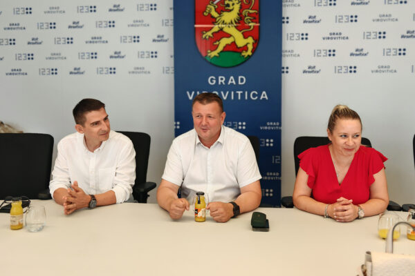 Gradonačelnik Ivica Kirin darivao laptope najboljim učenicima gradskih škola i Katoličke osnovne škole 7 IMG 20260623 090605