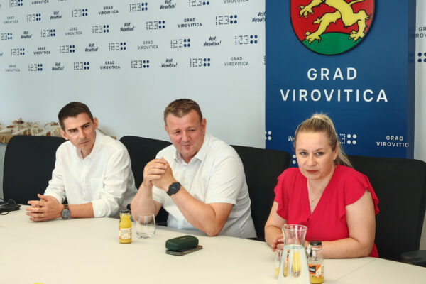 Gradonačelnik Ivica Kirin darivao laptope najboljim učenicima gradskih škola i Katoličke osnovne škole 8 IMG 20260623 090658