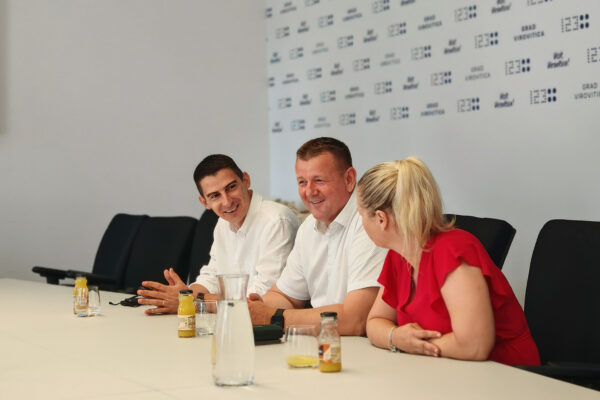 Gradonačelnik Ivica Kirin darivao laptope najboljim učenicima gradskih škola i Katoličke osnovne škole 9 IMG 20260623 090841