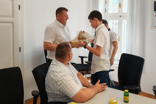 Gradonačelnik Ivica Kirin darivao laptope najboljim učenicima gradskih škola i Katoličke osnovne škole 10 IMG 20260623 091454