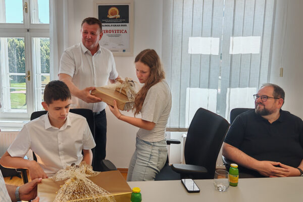 Gradonačelnik Ivica Kirin darivao laptope najboljim učenicima gradskih škola i Katoličke osnovne škole 11 IMG 20260623 091502