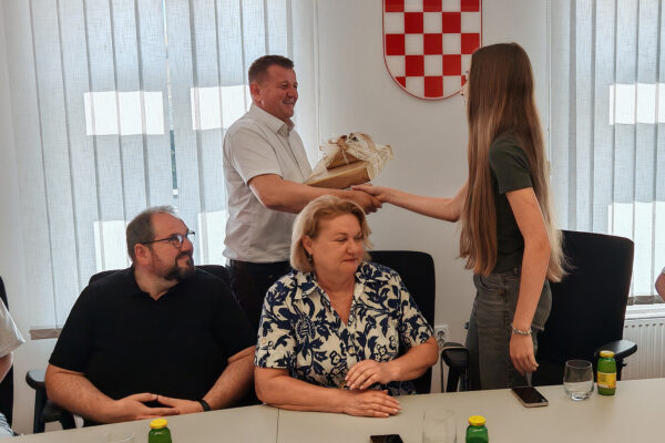 Gradonačelnik Ivica Kirin darivao laptope najboljim učenicima gradskih škola i Katoličke osnovne škole 12 IMG 20260623 091508