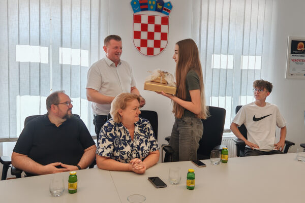 Gradonačelnik Ivica Kirin darivao laptope najboljim učenicima gradskih škola i Katoličke osnovne škole 13 IMG 20260623 091510