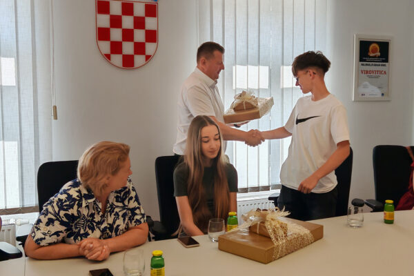 Gradonačelnik Ivica Kirin darivao laptope najboljim učenicima gradskih škola i Katoličke osnovne škole 14 IMG 20260623 091518