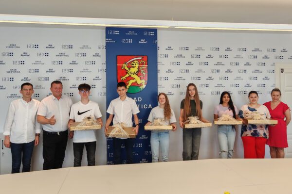 Gradonačelnik Ivica Kirin darivao laptope najboljim učenicima gradskih škola i Katoličke osnovne škole 16 IMG 20260623 091652