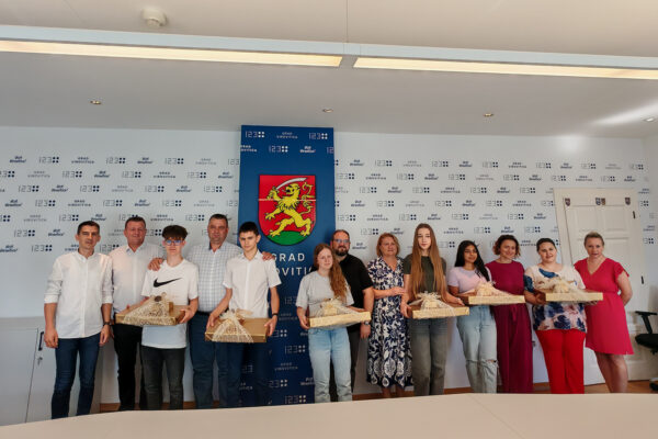 Gradonačelnik Ivica Kirin darivao laptope najboljim učenicima gradskih škola i Katoličke osnovne škole 17 IMG 20260623 091720