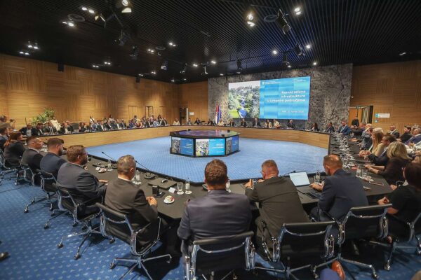 Više od 2,6 milijuna eura bespovratnih sredstava za zeleniju Viroviticu: uređuju se središte grada i Vegeška 8 viber slika 2026 06 10 12 46 20 252