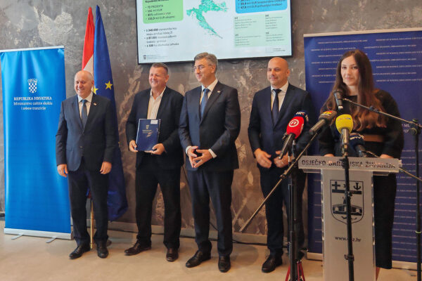 Premijer Plenković uručio gradonačelniku Kirinu ugovor za projekt zelene infrastrukture – uređenje središta grada i Vegeške 3 Djakovo ugovori i sjednica vijeca za reg razvoj foto Martina Basic 38