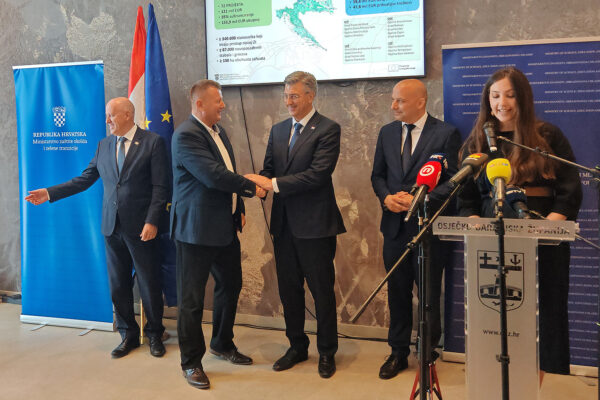Premijer Plenković uručio gradonačelniku Kirinu ugovor za projekt zelene infrastrukture – uređenje središta grada i Vegeške 2 Djakovo ugovori i sjednica vijeca za reg razvoj foto Martina Basic 41