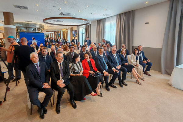 Premijer Plenković uručio gradonačelniku Kirinu ugovor za projekt zelene infrastrukture – uređenje središta grada i Vegeške 1 Djakovo ugovori i sjednica vijeca za reg razvoj foto Martina Basic 49