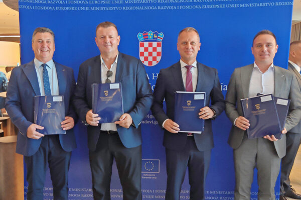 Premijer Plenković uručio gradonačelniku Kirinu ugovor za projekt zelene infrastrukture – uređenje središta grada i Vegeške 4 Djakovo ugovori i sjednica vijeca za reg razvoj foto Martina Basic 50