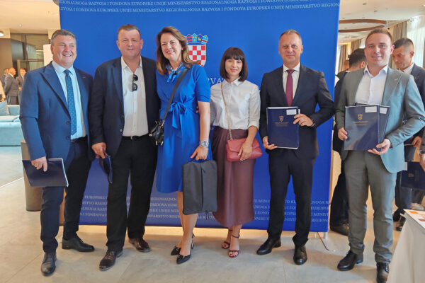 Premijer Plenković uručio gradonačelniku Kirinu ugovor za projekt zelene infrastrukture – uređenje središta grada i Vegeške 5 Djakovo ugovori i sjednica vijeca za reg razvoj foto Martina Basic 51