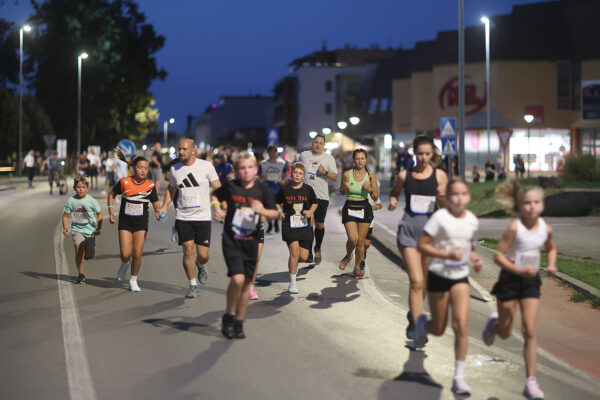 Više od 400 trkača ispunilo gradske ulice na četrtom izdanju Mrke trke: Najdužu dionicu najbrže su istrčali domaći atletičari 94 CB2A9057