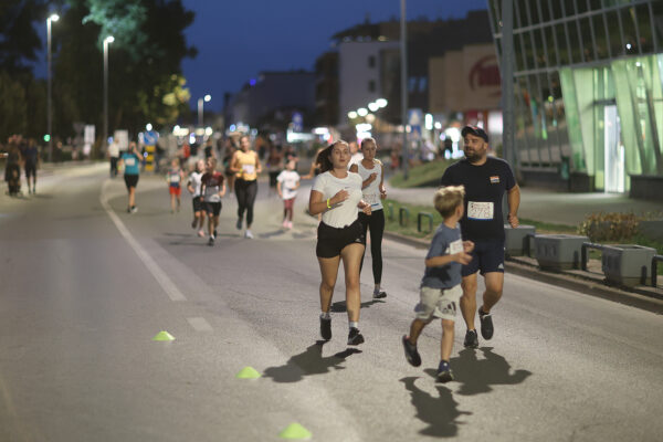 Više od 400 trkača ispunilo gradske ulice na četrtom izdanju Mrke trke: Najdužu dionicu najbrže su istrčali domaći atletičari 99 CB2A9110