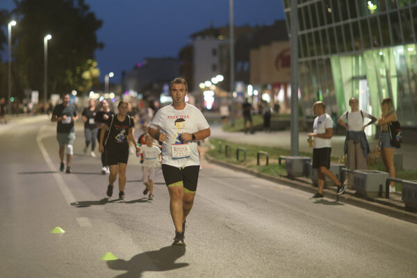 Više od 400 trkača ispunilo gradske ulice na četrtom izdanju Mrke trke: Najdužu dionicu najbrže su istrčali domaći atletičari 101 CB2A9127