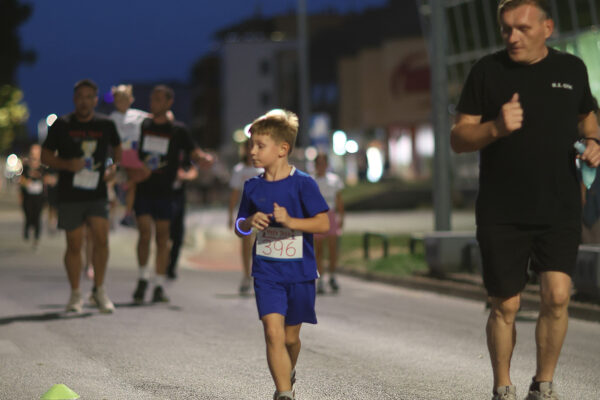 Više od 400 trkača ispunilo gradske ulice na četrtom izdanju Mrke trke: Najdužu dionicu najbrže su istrčali domaći atletičari 102 CB2A9144