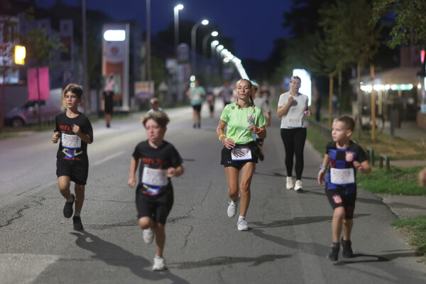 Više od 400 trkača ispunilo gradske ulice na četrtom izdanju Mrke trke: Najdužu dionicu najbrže su istrčali domaći atletičari 108 CB2A9227