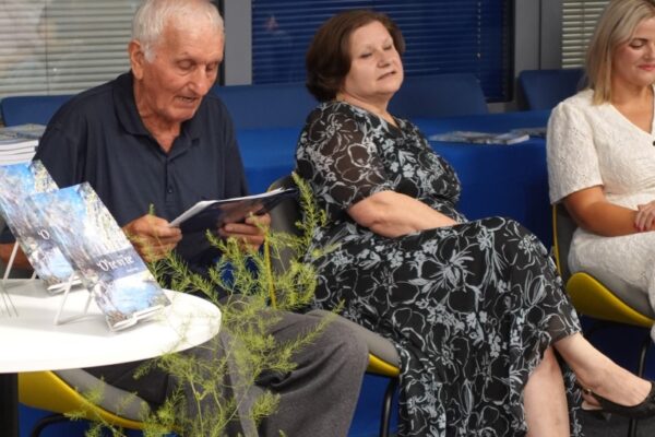 Mikeški govor dobio svoju pjesmaricu: Natalija Vidak predstavila zbirku „O’te vi’te“ kojom čuva jezik Virovitičana 17 DSC04665 Custom