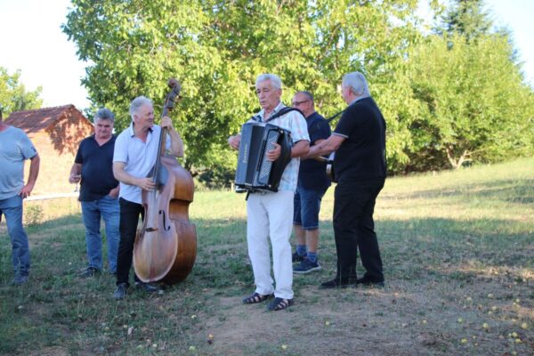 Bartolovo u Golom Brdu: Postavljen klopotec, vinogradari spremni za berbu 1 IMG 20260825 WA0000