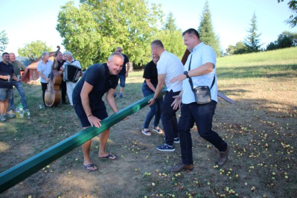 Bartolovo u Golom Brdu: Postavljen klopotec, vinogradari spremni za berbu 7 IMG 20260825 WA0008
