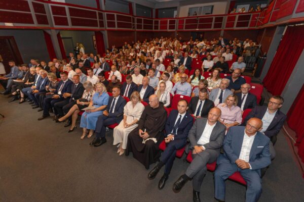 Svečanom sjednicom obilježen Dan grada, Kirin: “Nalazimo se u najvećem investicijskom ciklusu u povijesti Virovitice“ 24 IMGL0625